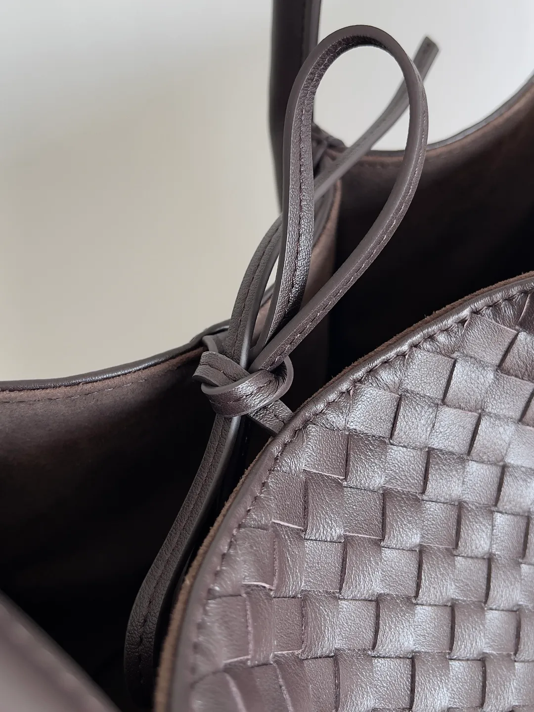 Batch 2660 Bottega Veneta 2025 new product PINACOTECA bag, iconic weaving process, skillfully crafted with 10mm Intrecciato process and equipped with suede lining. Four small strips of leather add character to the design and make the bag more stable. Relaxed yet sophisticated, casual yet refined, suede lining and double-sided design, suitable for shoulder and hand carry. The four straps can be adjusted into different shapes. One pack can be switched between two uses, easily integrating into your daily rhythm. Style number: 817166 Size: 43*23*17.5cm